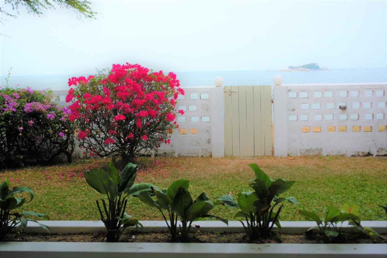 G&T'S Beach Front Villa Tanjung Bungah  Exterior foto